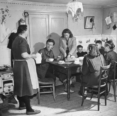 В 1947 году американский солдат Эрнест Крейлинг после свадьбы отправился со своей супругой в необычный медовый месяц по городам Европы Вместе они повторили боевой путь Эрнста, посетив места