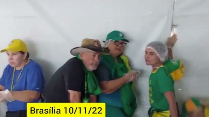 Ira divina: bolsonaristas rezam desesperados enquanto temporal destrói barracas em