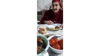Шпионю за мамой))) как проходит её съёмка видео.