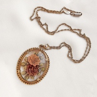 Подвеска винтажные с камнями. Кулон винтаж tjn030. Камея кулон винтаж. Винтажные подвески. Девушка в старинном кулоне.