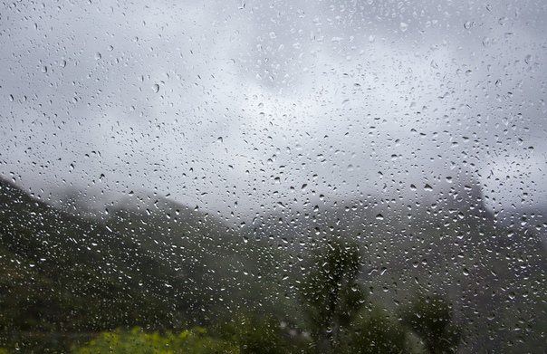 Косой дождь. Хлещет дождь по стеклу ты. Мокрые капли. Хлещет дождь по стеклу ты. Косохлест дождь.