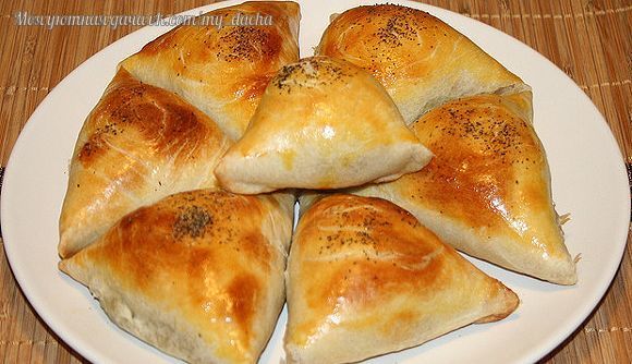 Cамса те же печеные пирожки, но с неповторимым восточным вкусом и ароматом. СоставМука 4 стаканаМаргарин 150 гр.1,1 яйцо1 стакан сметаныСода гашенная эссенцией 0,5 ч. ложкиМясной фарш