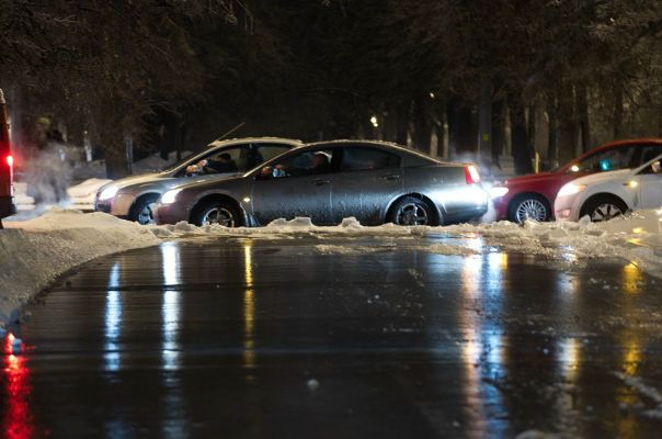 Москвичей призвали не торопиться менять зимние шины на летние: 