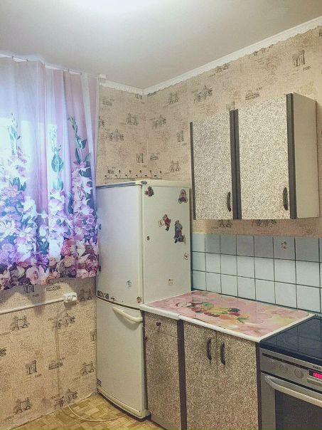 Фото: Без комиссий и посредников. СДАЁТСЯ на долгий срок 1-комнатная квартира на 6 эт. 12-ти этажного дома. Метро НОВОГИРЕЕВО или Первомайская. Чешская планировка - комната с альковом. Очень светлая и уютная квартира. С хорошим косметическим ремонтом, бытовой техникой и мебелью. Большая лоджия. Развитая инфраструктура и хорошая транспортная доступность. Рядом Измайловский парк. Тихо. Зелено. Приличные соседи. 1 собственник. Страховой депозит можно разбить на 2 месяца.<br>Цена 28000 и ЖКХ (недорого, по льготам)<br>Строго славяне, можно с детьми.<br>Строго звонить с 11 00 до 23 00.<br>Телефон +79151261973 Игорь и Екатерина