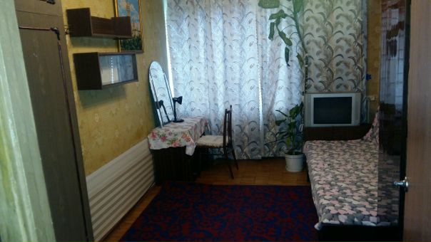 Фото: Ищу девушку соседку в изолированную, отдельную комнату. Сдается на долгий срок. Квартира 2ух комнатная, в другой комнате живу я . Хочу видеть порядочную девушку без вредных привычек! Желательно до 30 лет или студентку. О себе:работаю, учусь, не курю.<br>Комната стоит 13500+коммунальные,<br>м. Первомайская и 10-15минут автобусом. Тихий район, магазины все рядом.<br>Парням просьба не писать.