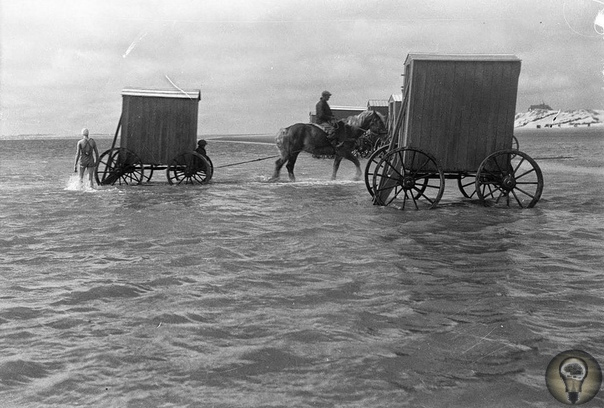 Вплоть до 1920-х годов на пляжах можно было увидеть... купальные машины. Дамы не могли предстать в плавательных костюмах перед мужчинами, даже если эти одеяния были более чем целомудренными.