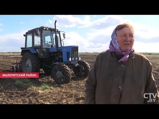 В свои 78 бабушка-тракторист разбирается в двигателе и лихо ездит на МТЗ 82