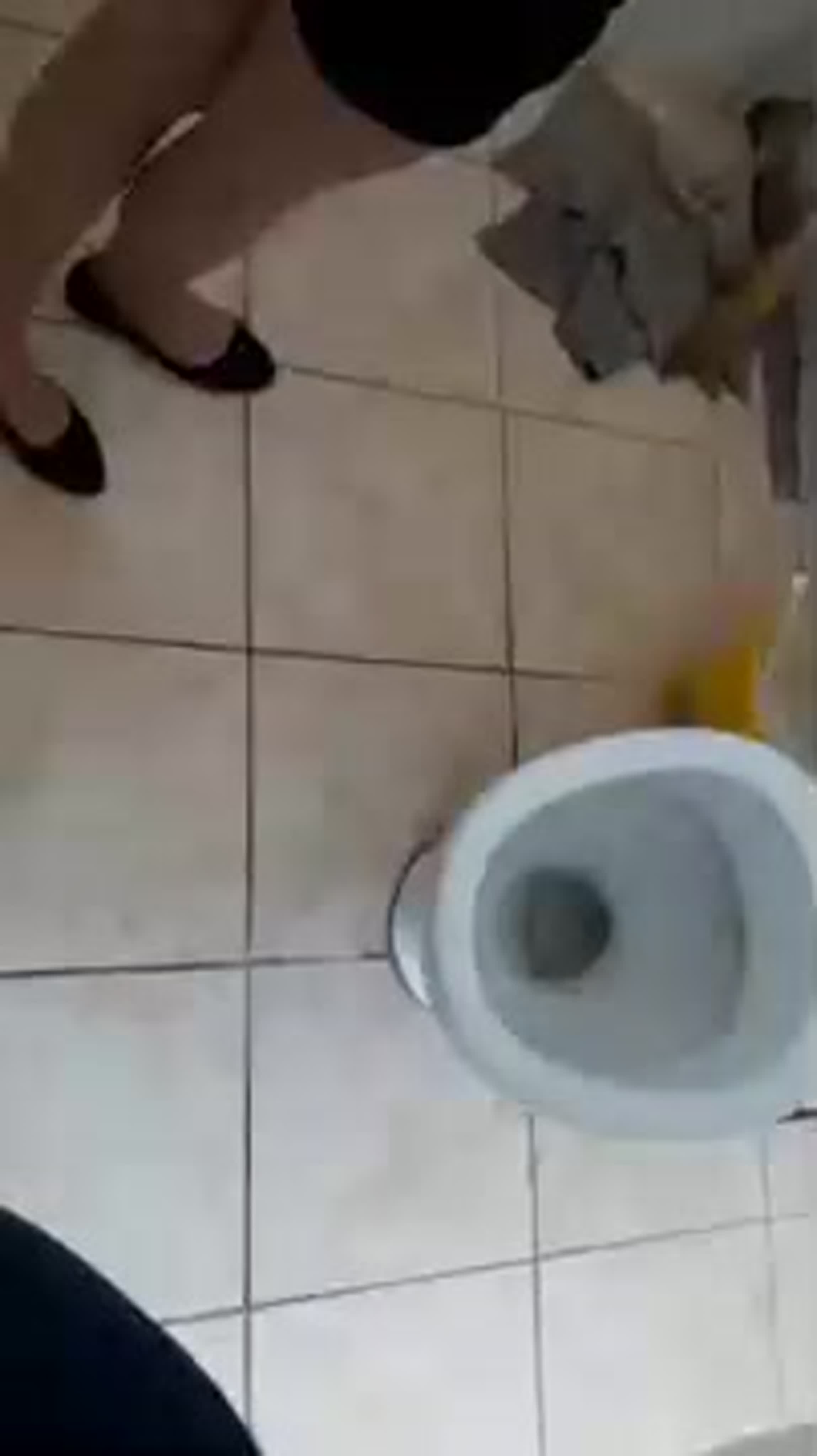 Две школьницы показывают себя на перемене в туалете. Слив, стрим