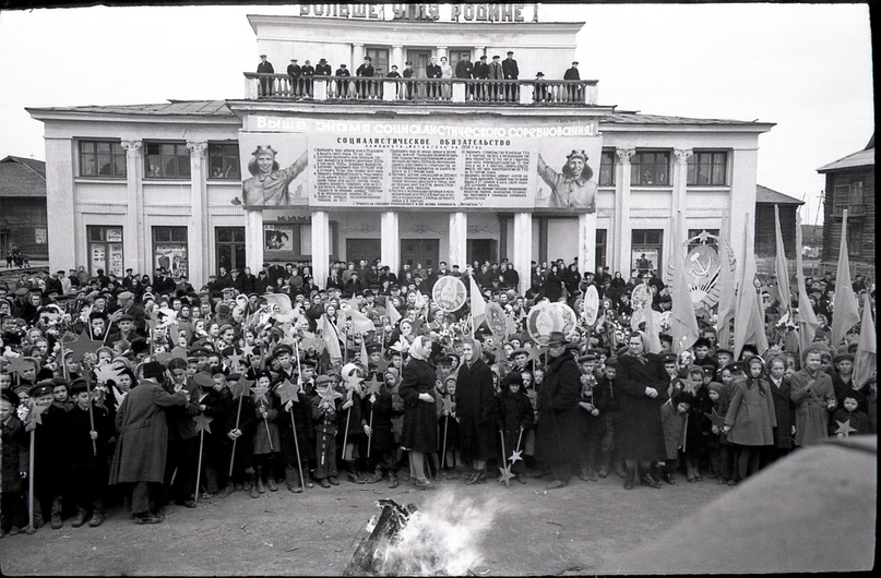 Пионерский парад 19 мая. 1956 год