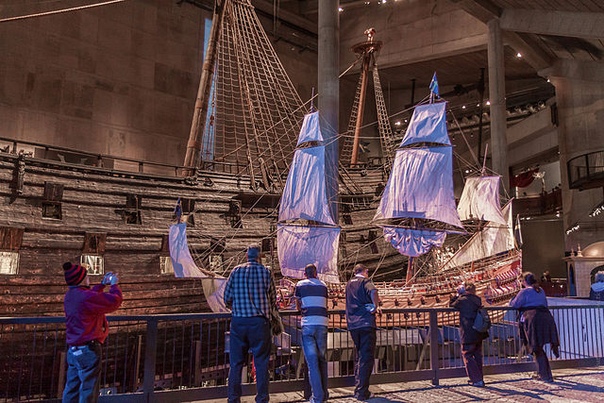 Vasa единственный в мире сохранившийся корабль постройки XVII века Галеон сохранился более чем на 95% и богато украшен сотнями резных фигур.Из-за грубых просчётов в проектирование, затонул при