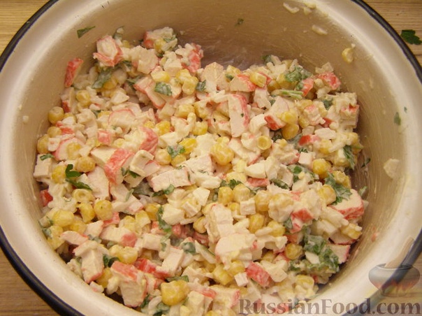 Салат из крабовых палочек с кукурузой Крабовые палочки - 200 гКукуруза консервированная - 140 гРис (сырой) - 1 ст. ложка(или 2 ст.ложки отварного риса)Яйца - 2 шт.Соль (для риса) - 1