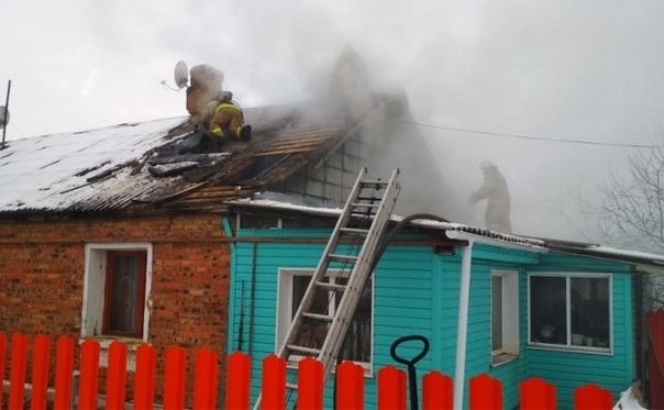 Пожар в березниках. Пожар в астрахани в кировском районе сейчас. Дом горит в барыше ульяновская область. Посёлок майский узловский район улица первомайская дом 16. Пожар в квартире.