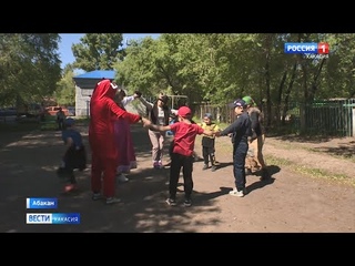 В день защиты детей по улицам Абакана ездил веселый автобус