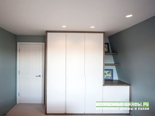 Белый шкаф в потолок. Распашные шкафы встроенные под потолок. Шкаф распашной встроенный в детскую. Встроенный шкаф распашной детская. Распашной шкаф в мансарду