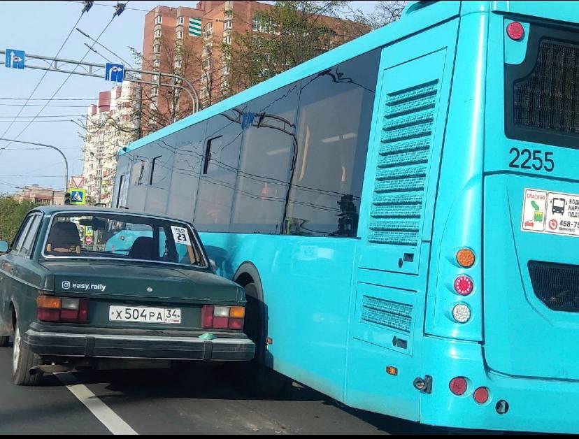 Volvo очень нежно прижался и обнял автобус Это картинка