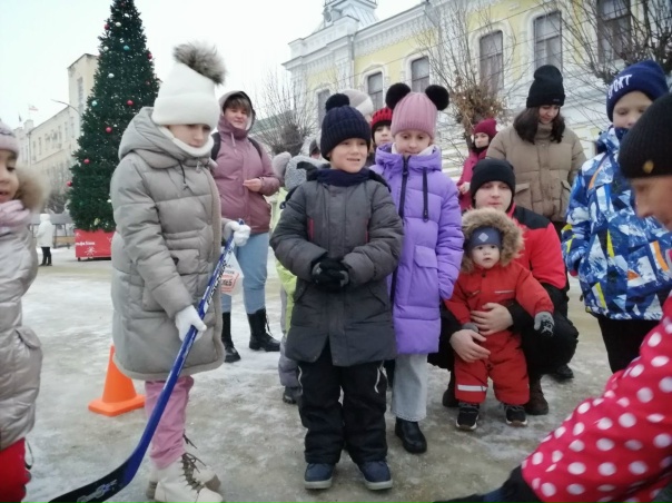 😍И вот снова на городской площади собрался народ...