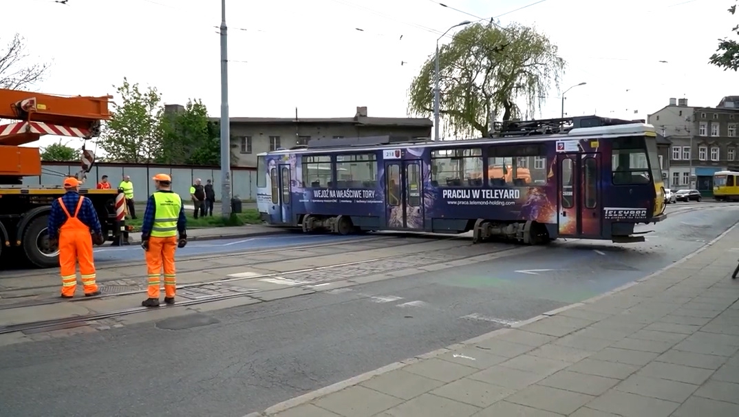 Польша.  Голенцин.  7 мая трамвай сошел с рельсов и встал поперек дороги Это картинка