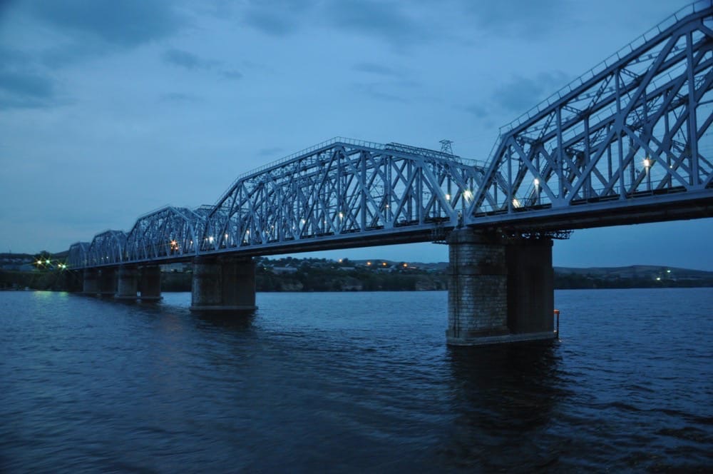 Жд мост через волгу в сызрани. Александровский мост сызрань. Октябрьск самарская область мост. Александровский мост через волгу в сызрани. Мост через волгу в сызрани.