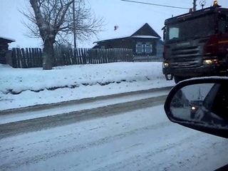 Огромные бочки везут тягачи
